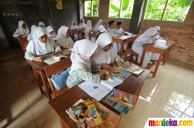 Foto : Antusiasme murid madrasah di Bogor belajar dengan 