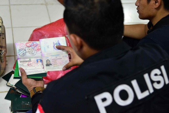 Polisi geledah tempat penampungan TKI ilegal di Bekasi