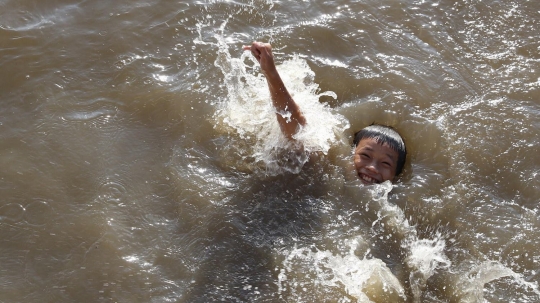 Sewa kolam mahal, anak-anak ini pilih berenang di Kanal Banjir Barat