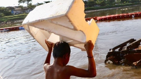 Sewa kolam mahal, anak-anak ini pilih berenang di Kanal Banjir Barat