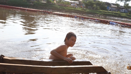 Sewa kolam mahal, anak-anak ini pilih berenang di Kanal Banjir Barat
