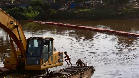 Sewa kolam mahal, anak-anak ini pilih berenang di Kanal Banjir Barat