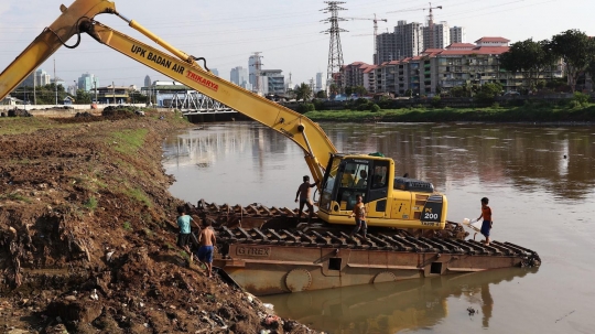 Sewa kolam mahal, anak-anak ini pilih berenang di Kanal Banjir Barat