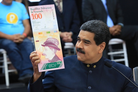 Di tengah krisis parah, Maduro pamer emas batangan di hadapan para menteri