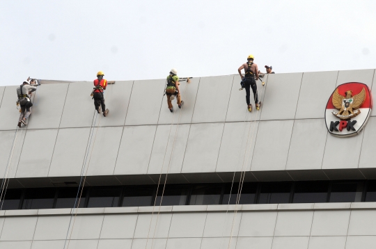 Aksi aktivis bentangkan spanduk raksasa di Gedung KPK