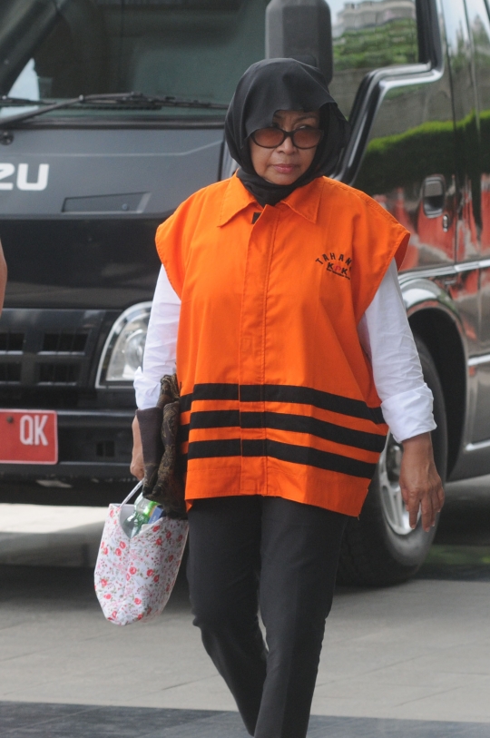 Ekspresi mantan Kepala BPKAD Kendari saat diperiksa KPK