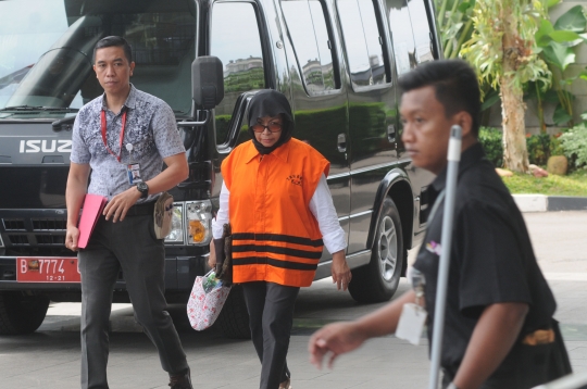 Ekspresi mantan Kepala BPKAD Kendari saat diperiksa KPK