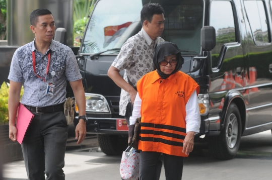 Ekspresi mantan Kepala BPKAD Kendari saat diperiksa KPK
