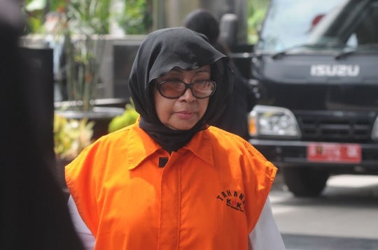 Ekspresi mantan Kepala BPKAD Kendari saat diperiksa KPK