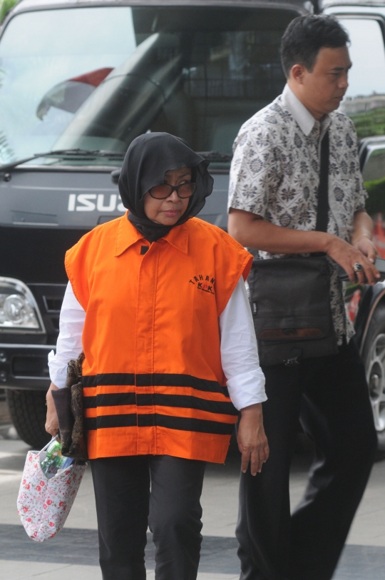 Ekspresi mantan Kepala BPKAD Kendari saat diperiksa KPK