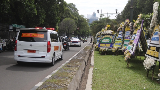 Suasana pemberangkatan jenazah Probosutedjo ke Yogyakarta