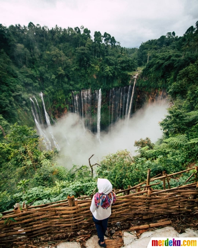 Foto Menyaksikan kemegahan air terjun Tumpak Sewu