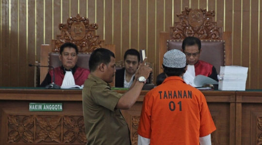 Raut terdakwa bom Thamrin dengar kesaksian teroris Samarinda