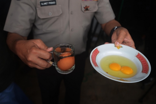 Menguji keaslian telur di Pasar Johar Baru yang dikira palsu