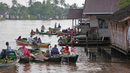 Melihat semangat kaum wanita berdagang di pasar apung Lok Baintan