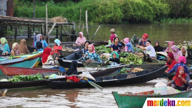 Berdagang di pasar