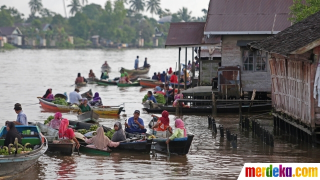 Berdagang di pasar