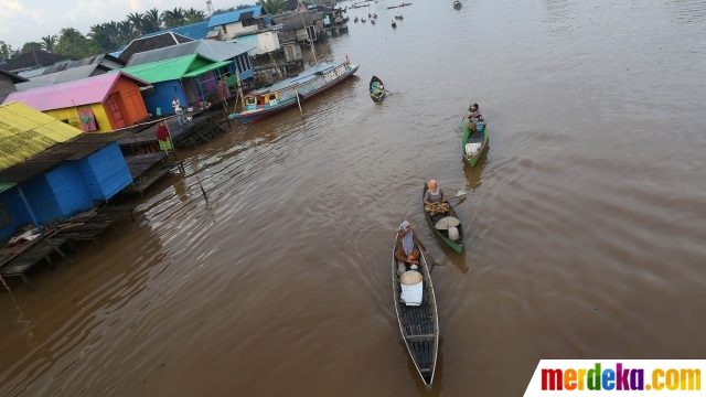 Berdagang di pasar