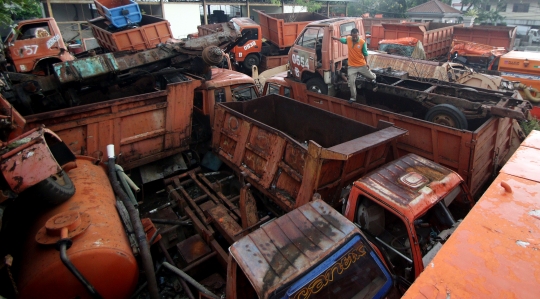 Tumpukan bangkai truk sampah Ibu Kota menanti proses lelang