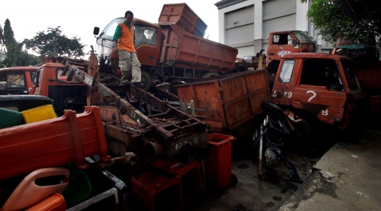Tumpukan bangkai truk sampah Ibu Kota menanti proses lelang