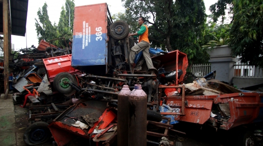 Tumpukan bangkai truk sampah Ibu Kota menanti proses lelang