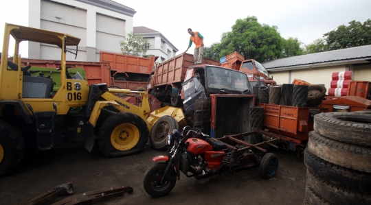 Tumpukan bangkai truk sampah Ibu Kota menanti proses lelang