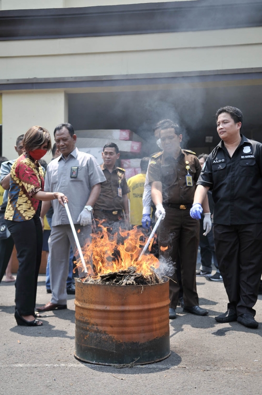 Polres Jakarta Utara musnahkan 382 gram sabu dan 39 kg ganja