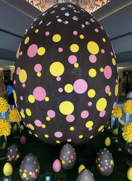 Penampakan telur Paskah raksasa seberat 80 kg di Dubai
