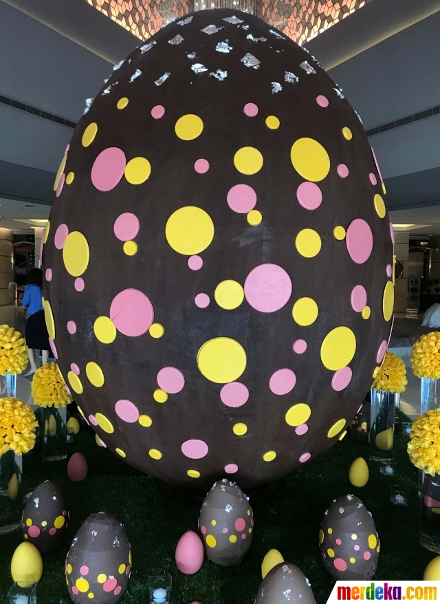 Foto : Penampakan telur Paskah raksasa seberat 80 kg di 