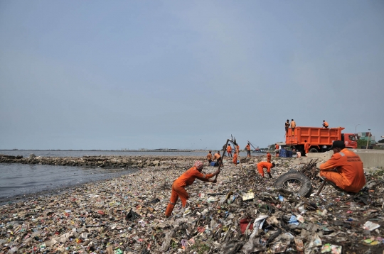 Penampakan 'pantai sampah' di Cilincing