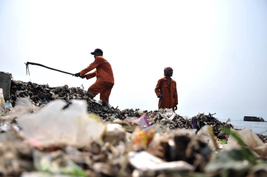 Penampakan 'pantai sampah' di Cilincing