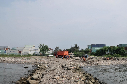 Penampakan 'pantai sampah' di Cilincing