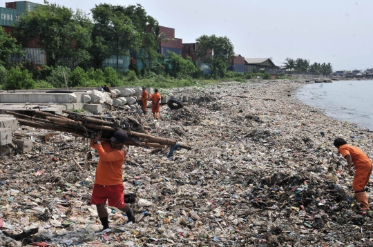 Penampakan 'pantai sampah' di Cilincing