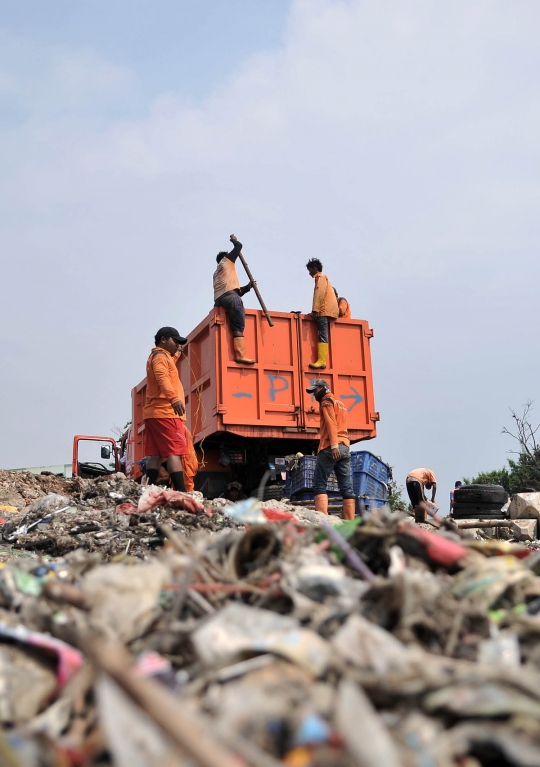 Penampakan 'pantai sampah' di Cilincing