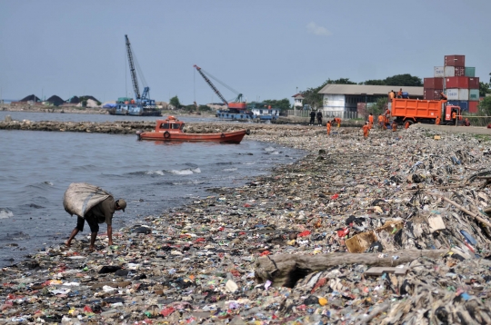 Penampakan 'pantai sampah' di Cilincing