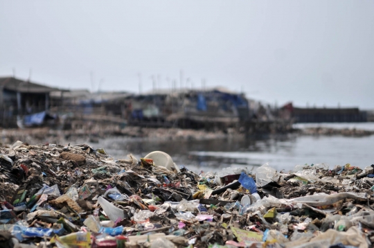 Penampakan 'pantai sampah' di Cilincing