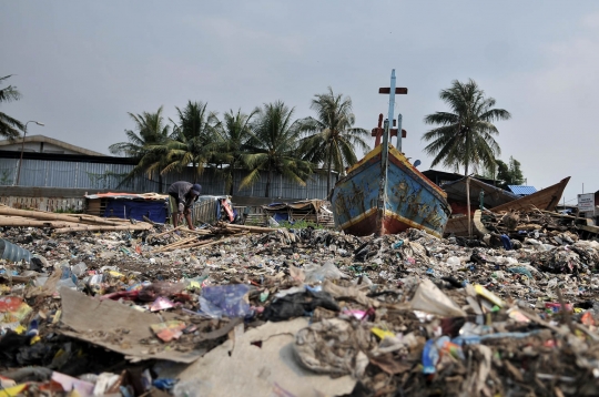 Penampakan 'pantai sampah' di Cilincing