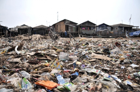 Penampakan 'pantai sampah' di Cilincing