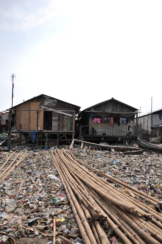 Penampakan 'pantai sampah' di Cilincing