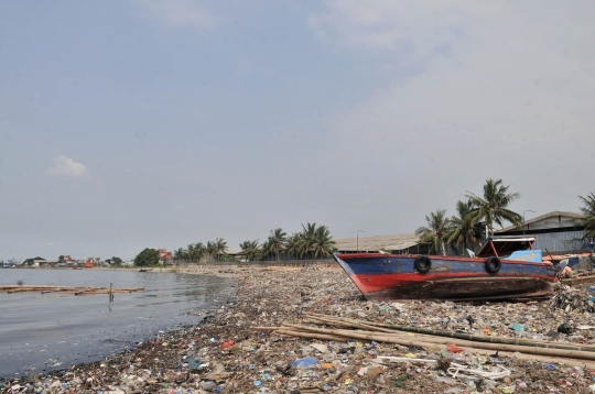 Penampakan 'pantai sampah' di Cilincing