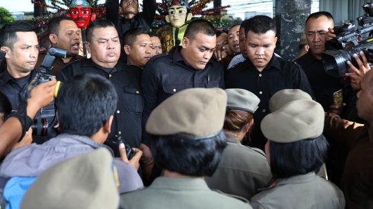 Ketegangan petugas Satpol PP vs satpam Hotel Alexis