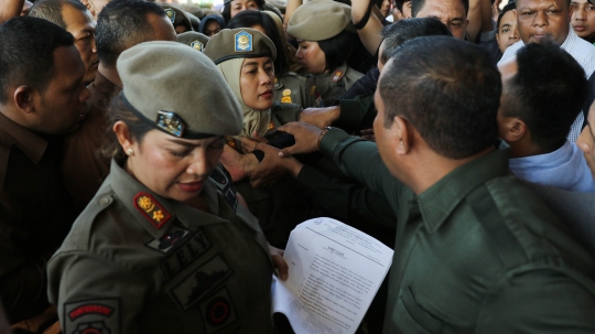 Ketegangan petugas Satpol PP vs satpam Hotel Alexis