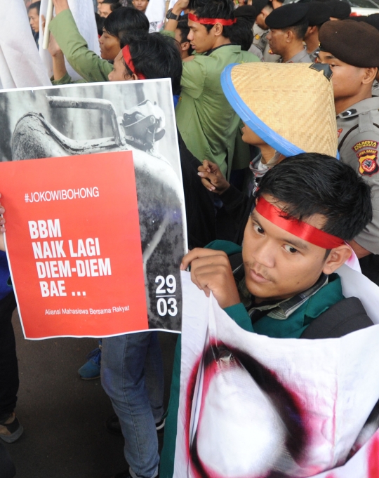 Jokowi 'diem-diem bae' naikkan harga Pertalite
