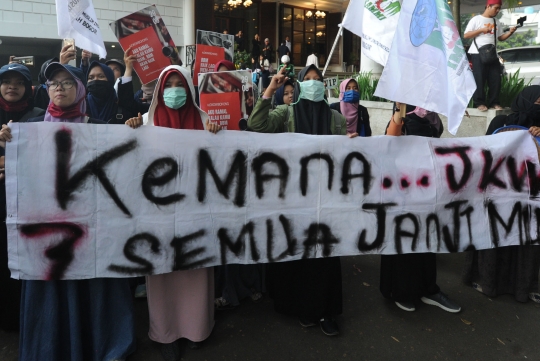 Jokowi 'diem-diem bae' naikkan harga Pertalite