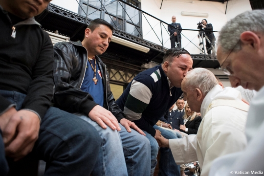 Momen Paus Fransiskus basuh dan cium kaki narapidana di Roma