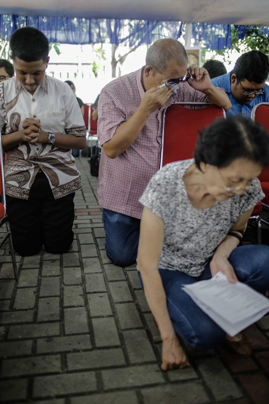 Tangis jemaah saat saksikan prosesi jalan salib di Gereja Katedral