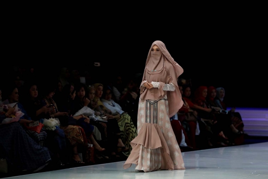 Pesona model berbusana syar'i dalam Indonesia Fashion Week 2018
