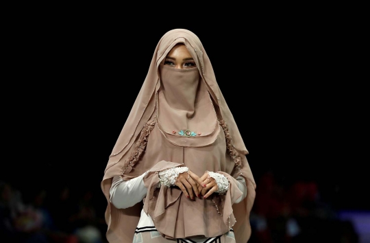 Pesona model berbusana syar'i dalam Indonesia Fashion Week 2018