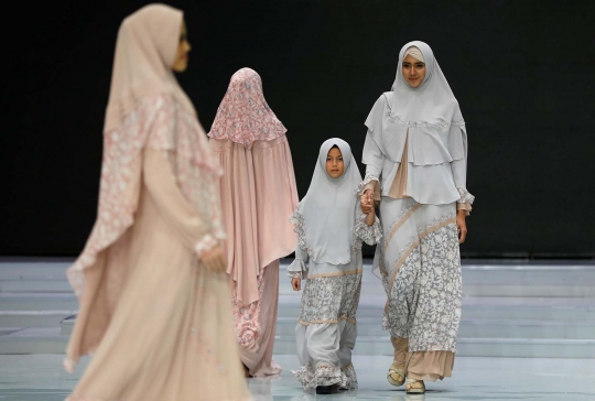 Pesona model berbusana syar'i dalam Indonesia Fashion Week 2018