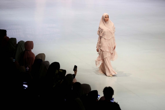 Pesona model berbusana syar'i dalam Indonesia Fashion Week 2018